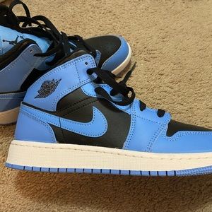 University Blue Jordan Mid top